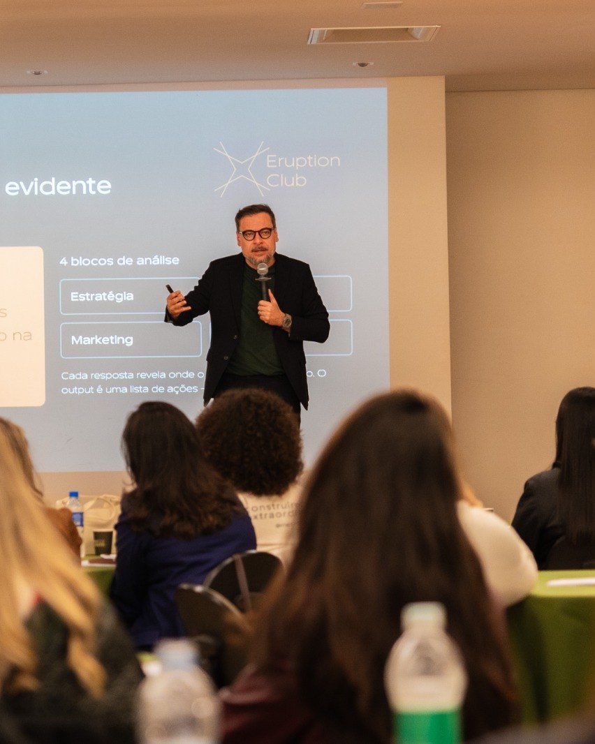 Rodrigo Ferri Parisotto apresentando o diagnóstico do Método Eruption no Eruption Day 2026